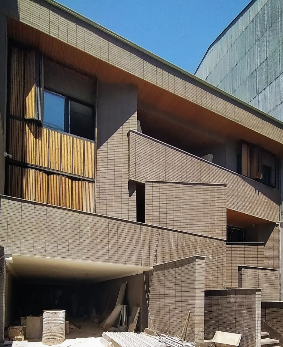 parking, house in 157th street 