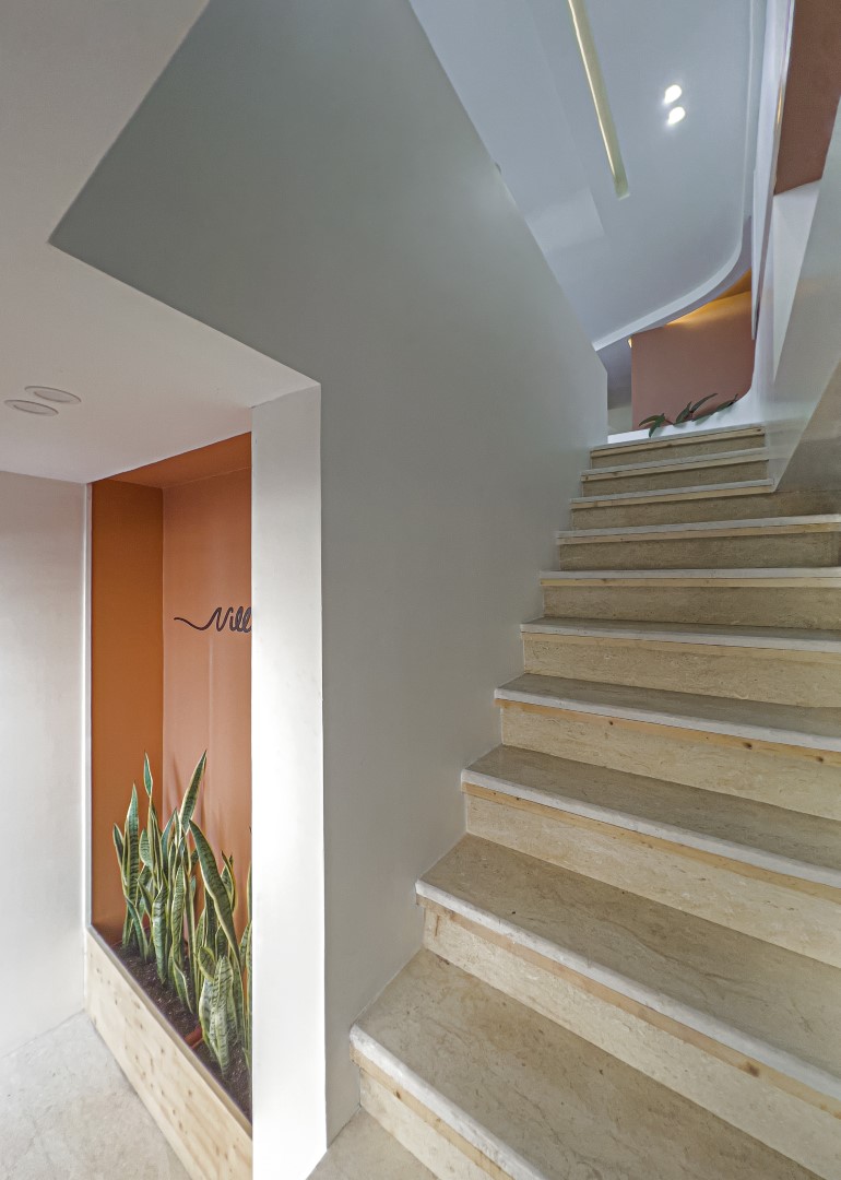 main entrance, stairs, nilli beauty salon