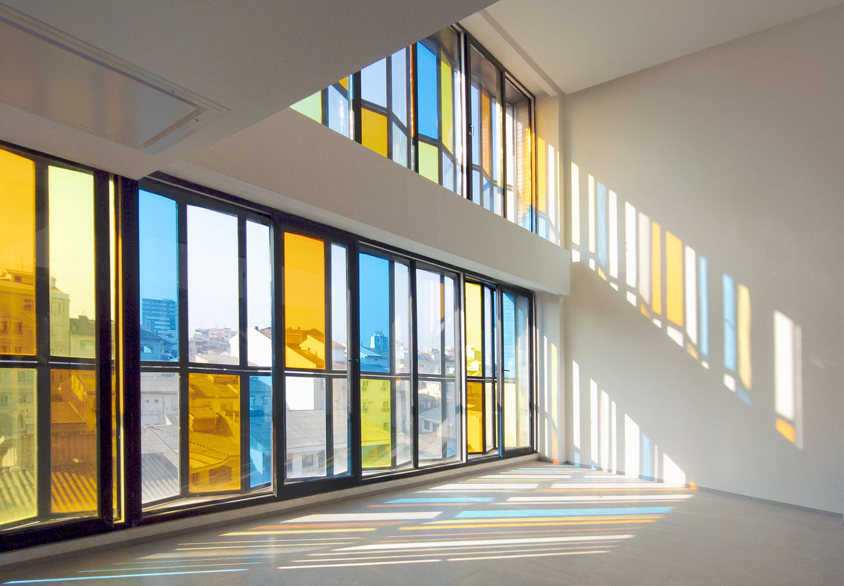 main window, sun rays, Penthouse, Penthouse at the Jameh-Chin (Pleated Veil) Apartment