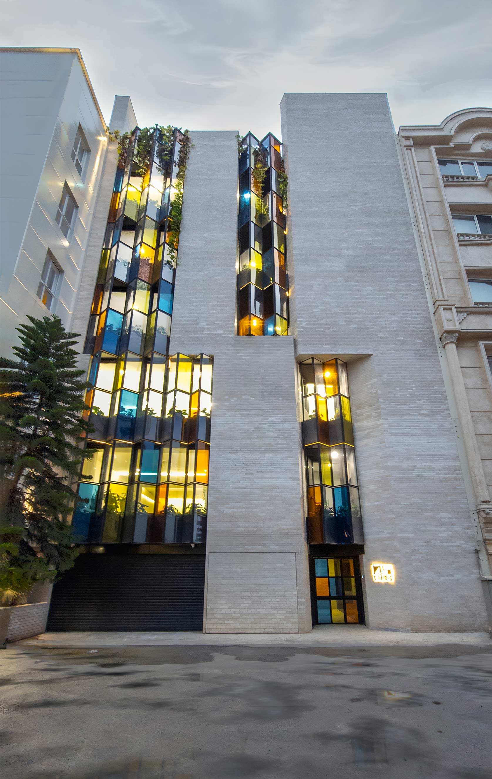 front facade, the Jameh-Chin (Pleated Veil) Apartment,100 St, Rasht, Iran
