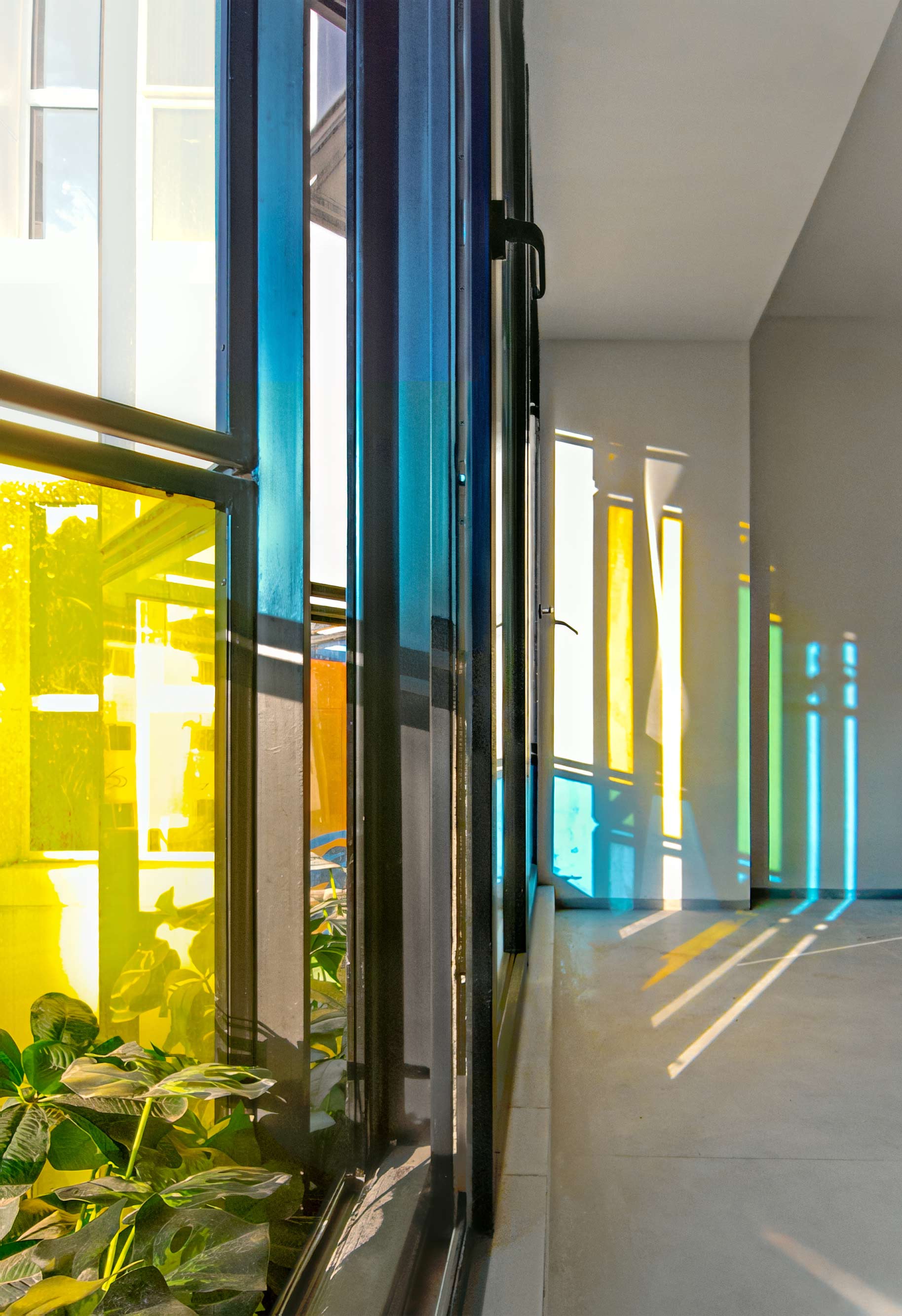 the main window and rays of sun, the 1st through 4th floors, the Jameh-Chin (Pleated Veil) Apartment,100 St, Rasht, Iran